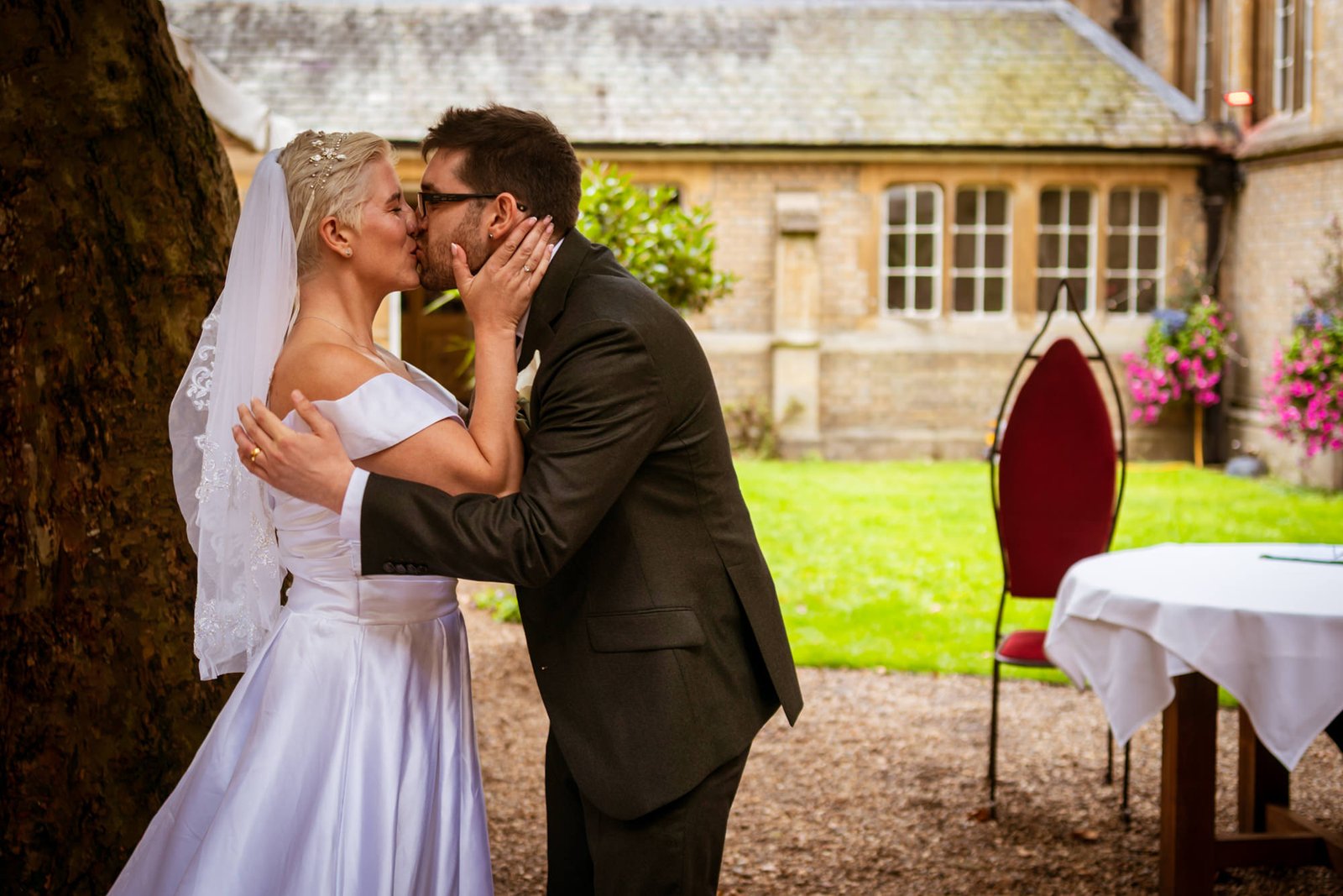 Le Gothique Wedding first kiss